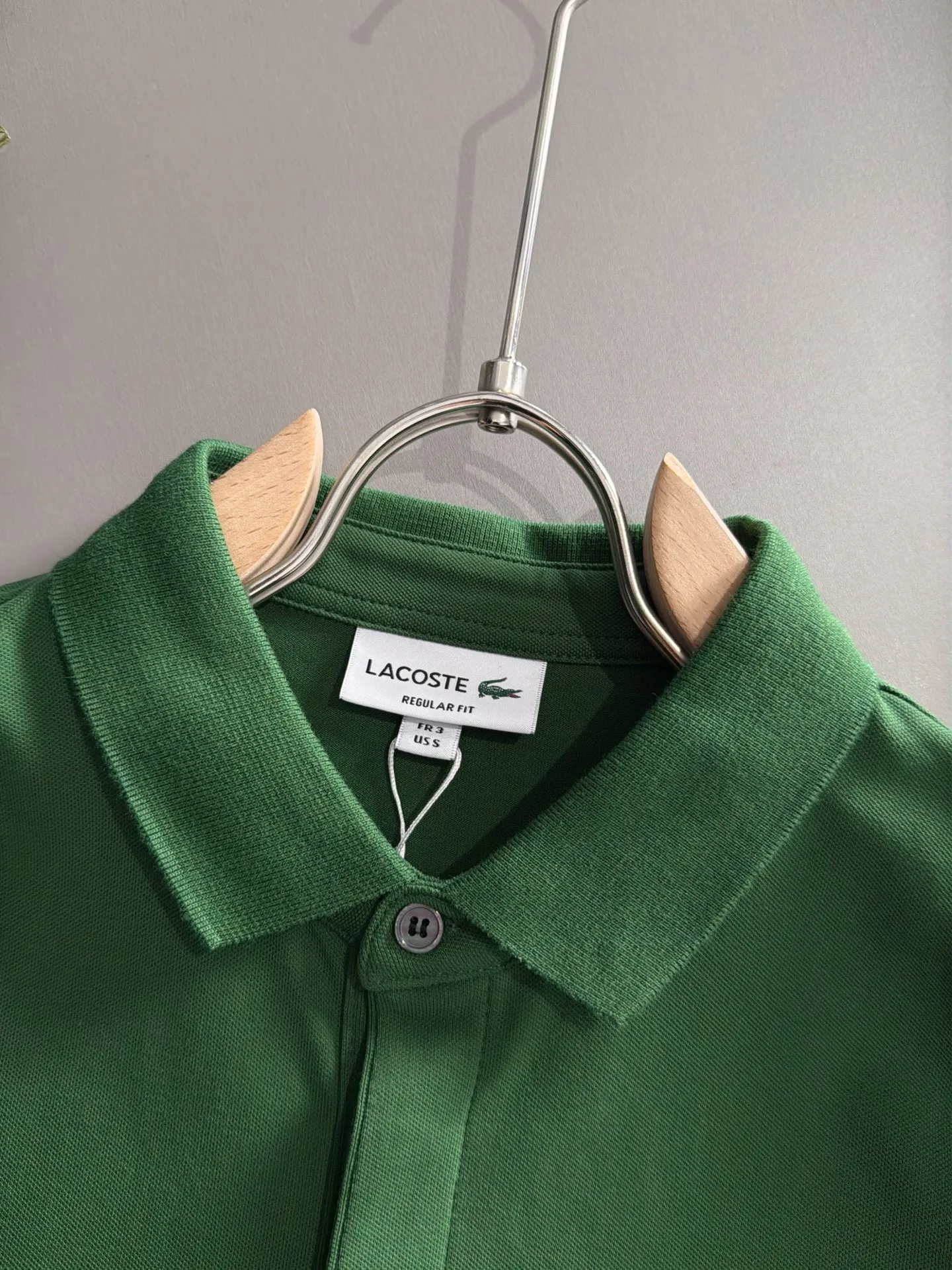 LACOSTE French Crocodile Lacoste New Arrival men's short-sleeved T-shirt, made of combed cotton yarn spun cotton fabric, complete with three standards, pure cotton high-weight special yarn, feels full of weight when weighed, and the upper body is more textured than ordinary T-shirts. This texture can handle the weather easily, suitable for both hot and cold! The pattern on the chest adopts three-dimensional embroidery technology, and is perfectly produced stitch by stitch with reference to the original version! Loose fit design, looks noble. Size: 3 to 7 (equivalent to M-3XL)